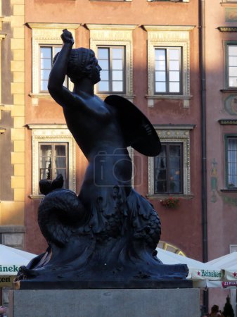 Téléchargez les photos : Vieille ville place sirène statue fontaine au milieu son épée est manquante, bâtiments en arrière-plan - en image libre de droit