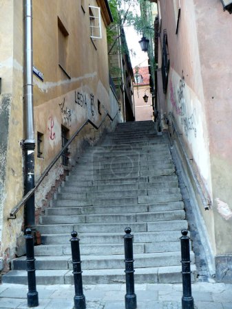 Téléchargez les photos : Ruelle avec escalier sur la vieille ville Varsovie Pologne appartements colorés - en image libre de droit