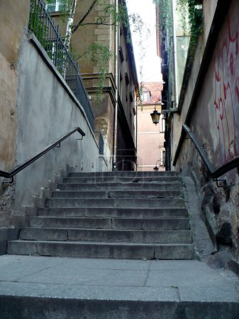 Téléchargez les photos : Ruelle avec escalier sur la vieille ville Varsovie Pologne appartements colorés - en image libre de droit