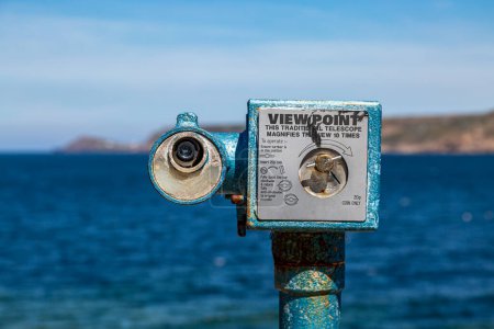 Téléchargez les photos : Un télescope traditionnel au bord de la mer à Sennen Cove sur la côte cornique - en image libre de droit