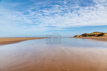 Téléchargez les photos : Réflexions à marée basse, à Formby Beach sur la côte Merseyside - en image libre de droit
