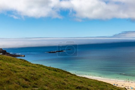 Téléchargez les photos : Surplombant le littoral cornique et l'océan au-dessus de Sennen, par une journée d'été ensoleillée - en image libre de droit