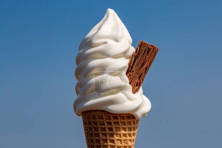 Un cône de crème glacée avec un fond bleu ciel