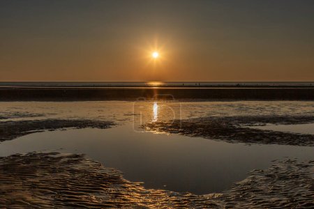 Téléchargez les photos : Vue sur la plage de Formby à marée basse, avec le coucher du soleil sur la mer - en image libre de droit