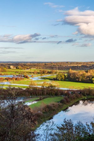 Téléchargez les photos : Une vue sur la maison de la rivière près de Lewes dans le Sussex, avec des champs inondés en raison de la pluie récente - en image libre de droit