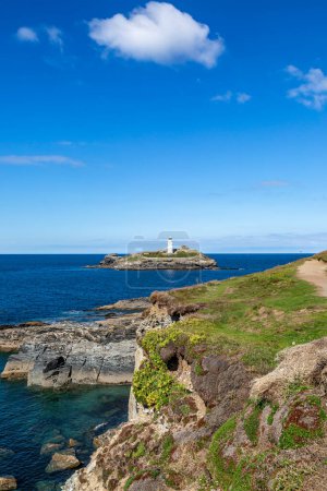 Téléchargez les photos : Vue du phare de Godrevy au large de la côte cornique, avec un ciel bleu au-dessus - en image libre de droit