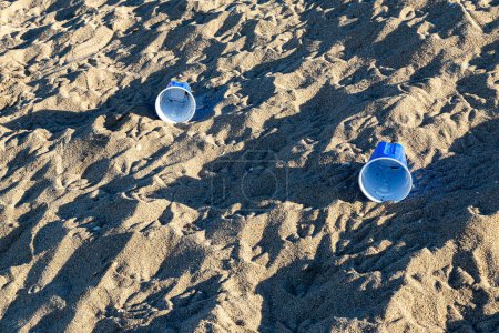 Tazas de plástico descartadas en una playa californiana de arena