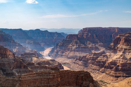 Blick über den Grand Canyon in Arizona, wo der Colorado River durch das Tal fließt