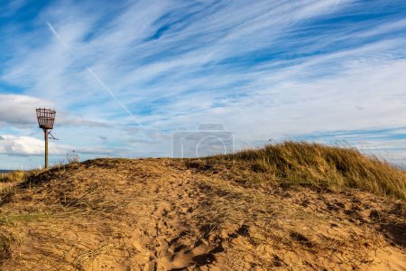 Une balise de feu dans les dunes de sable de Skegness, par une journée ensoleillée d'hiver