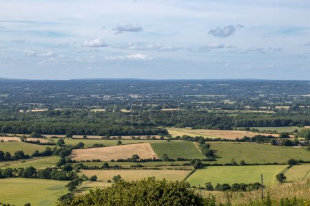 Blick über Felder und Ackerland vom Fulking Hill, an einem Sommertag