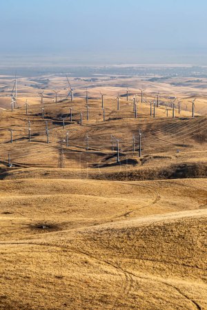 Windkraftanlagen vom Patterson Pass im ländlichen Kalifornien aus gesehen