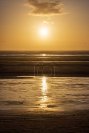 Ebbe bei Sonnenuntergang am Formby Beach an der Küste von Merseyside