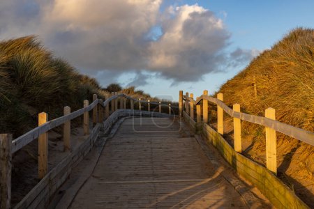 Eine begehbare Strandpromenade an der Küste von Merseyside