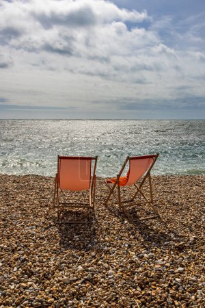 Dos tumbonas vacías en la playa, en Lyme Regis en la costa Dorset