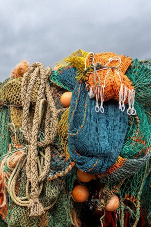 Ein Haufen Fischernetze an der Küste