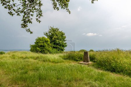 Eine ländliche Landschaft in Hampshire mit einem Trigpoint entlang des South Downs Weges
