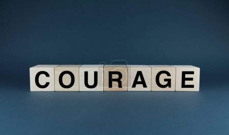 Mut. Würfel bilden das Wort Courage. Das Wort Courage wird sowohl im Geschäfts- als auch im Privatleben verwendet.