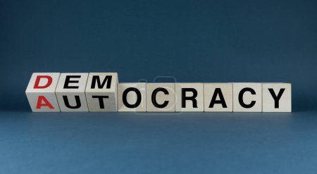 Demokratie oder Autokratie. Die Würfel bilden die Wörter Demokratie oder Autokratie. Konzept der Wahl zwischen Demokratie oder Autokratie