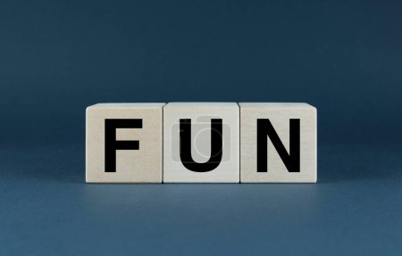 Téléchargez les photos : Amusant. Les cubes forment le mot Fun. sentiments et émotions. Utilisé dans divers domaines de la vie humaine - en image libre de droit