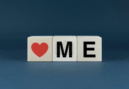 Foto de Ámame, ámame a mí mismo. Los cubos forman las palabras ámenme. El amor a mí mismo es el concepto de egoísmo, narcisismo y comportamiento egoísta - Imagen libre de derechos