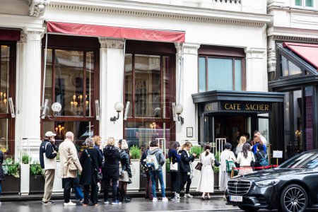 Foto de Viena, Austria - 14 de octubre de 2022: fila de personas esperando frente al Café Sacher, un edificio clásico en Innere Stadt, Viena, Austria - Imagen libre de derechos