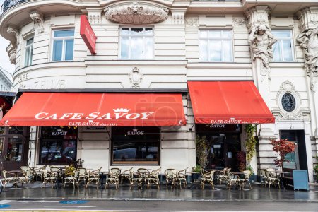 Foto de Viena, Austria - 14 de octubre de 2022: Fachada y terraza del café clásico Savoy en Wienzeile, Viena, Austria - Imagen libre de derechos