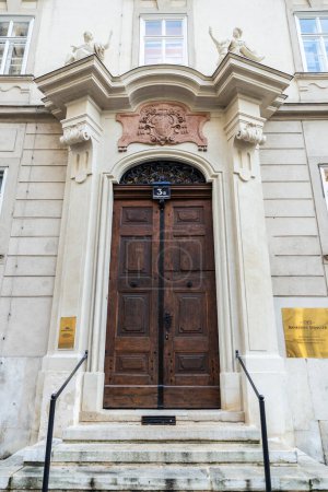 Foto de Vienna, Austria - October 14, 2022: Entrance of the Bankhaus Spangler in Innere Stadt, Vienna, Austria - Imagen libre de derechos