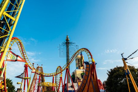Foto de Vienna, Austria - October 16, 2022: View of the Wurstelprater or Prater, amusement park in Leopoldstadt, Vienna, Austria. - Imagen libre de derechos