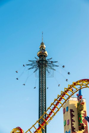 Foto de Vienna, Austria - October 16, 2022: Prater Turm, swing ride in the Wurstelprater or Prater, amusement park in Leopoldstadt, Vienna, Austria. - Imagen libre de derechos
