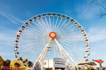 Foto de Vienna, Austria - October 16, 2022: Blumenrad, ferris wheel in the Wurstelprater or Prater, amusement park in Leopoldstadt, Vienna, Austria. - Imagen libre de derechos