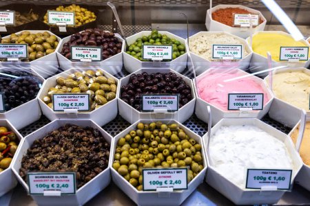 Téléchargez les photos : Vienna, Austria - October 14, 2022: Pickle shop with olives and salad dressings in Naschmarkt, street food market in Vienna, Austria - en image libre de droit