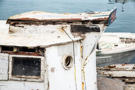 Téléchargez les photos : Vieux bateau de pêche en bois abandonné et coulé dans le port de Sciacca, village de pêcheurs en Sicile, Italie - en image libre de droit