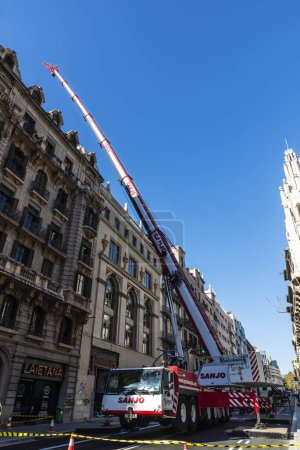 Foto de Barcelona, Spain - November 19, 2023: Sanjo brand mobile crane on a street in Via Laietana, Barcelona, Catalonia, Spain - Imagen libre de derechos