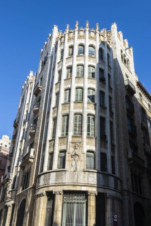 Foto de Barcelona, Spain - November 19, 2023: Facade of a classic building in Via Laietana, Barcelona, Catalonia, Spain - Imagen libre de derechos