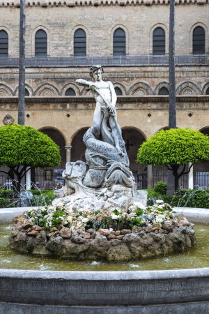 Foto de Fuente de Tritón o Fontana del Tritone junto a la catedral en el casco antiguo de Monreale, Palermo, Sicilia, Italia - Imagen libre de derechos