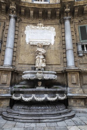 Quattro Canti, conocida como Piazza Vigliena, es una plaza barroca en el casco antiguo de Palermo, Sicilia, Italia.