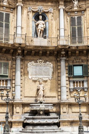 Quattro Canti, conocida como Piazza Vigliena, es una plaza barroca en el casco antiguo de Palermo, Sicilia, Italia.
