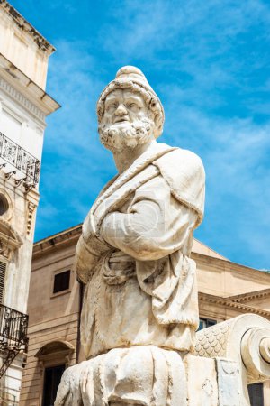 Foto de Fontana Pretoria es una fuente monumental que representa a los Doce Olímpicos en el casco antiguo de Palermo, Sicilia, Italia. - Imagen libre de derechos
