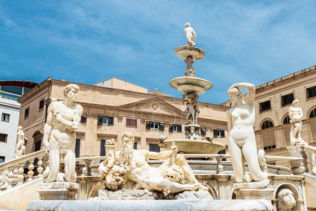 Der Prätorianische Brunnen oder Fontana Pretoria, ist ein monumentaler Brunnen, der die zwölf Olympioniken in der Altstadt von Palermo, Sizilien, Italien repräsentiert