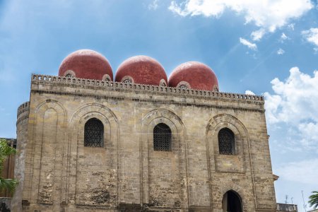 Foto de Fachada de la iglesia de San Cataldo en el casco antiguo de Palermo, Sicilia, Italia - Imagen libre de derechos