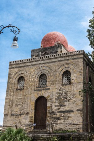 Foto de Fachada de la iglesia de San Cataldo en el casco antiguo de Palermo, Sicilia, Italia - Imagen libre de derechos