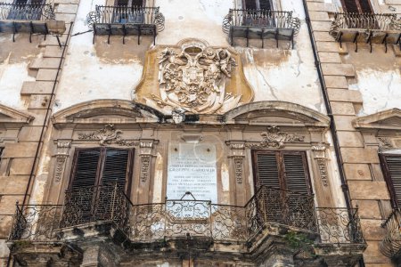 Fachada de un antiguo edificio clásico donde Giuseppe Garibaldi dormía en el casco antiguo de Palermo, Sicilia, Italia