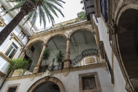 Foto de Patio interior de un antiguo edificio clásico en el casco antiguo de Palermo, Sicilia, Italia - Imagen libre de derechos