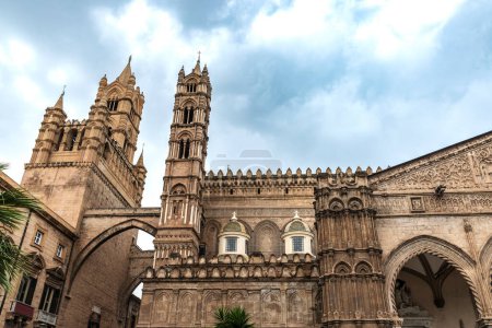 Foto de Fachada de la catedral de Palermo en el casco antiguo de Palermo, Sicilia, Italia - Imagen libre de derechos