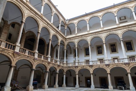 Foto de Patio interior del Palazzo dei Normanni o Palacio Real en el casco antiguo de Palermo, Sicilia, Italia - Imagen libre de derechos