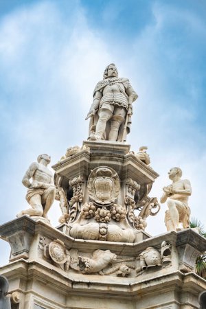 Foto de El Teatro de Mármol o Teatro Marmoreo, es un monumento barroco frente al Palazzo dei Normanni, Palermo, Sicilia, Italia. - Imagen libre de derechos