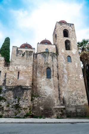 Foto de Fachada del San Giovanni degli Eremiti o San Juan de los Ermitaños en el casco antiguo de Palermo, Sicilia, Italia - Imagen libre de derechos