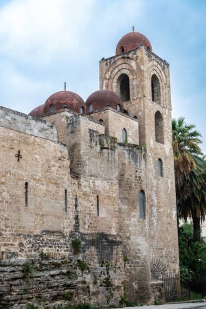 Foto de Fachada del San Giovanni degli Eremiti o San Juan de los Ermitaños en el casco antiguo de Palermo, Sicilia, Italia - Imagen libre de derechos