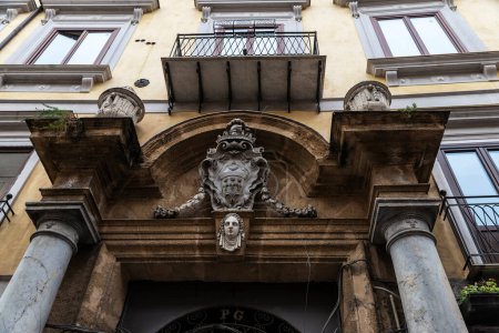 Foto de Fachada de un antiguo edificio clásico en el casco antiguo de Palermo, Sicilia, Italia - Imagen libre de derechos