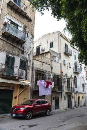 Foto de Palermo, Italia - 13 de mayo de 2023: Calle del casco antiguo de Palermo, Sicilia, Italia - Imagen libre de derechos